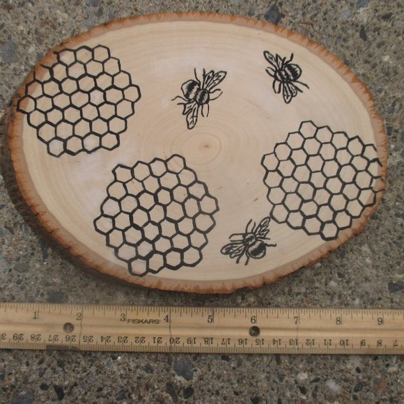 Hand painted honey bee wood slice - Picture 4 of 6